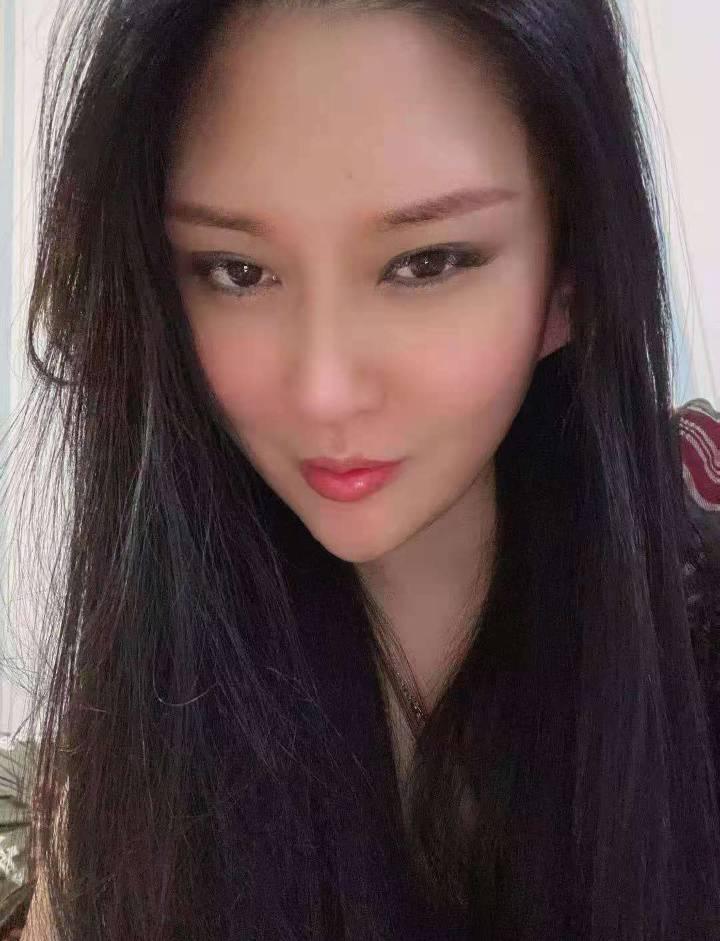 朋友推荐的美女平常喜欢健身练瑜伽